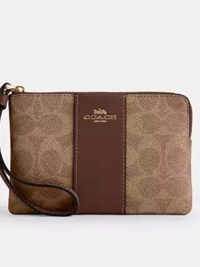 NWT Coach Corner Zip Wrislet in Signature Canvas